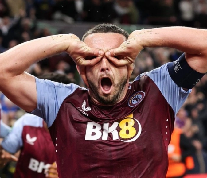 麦金谈戴护目镜庆祝动作：为了鼓励侄子，他踢球必须戴护目镜