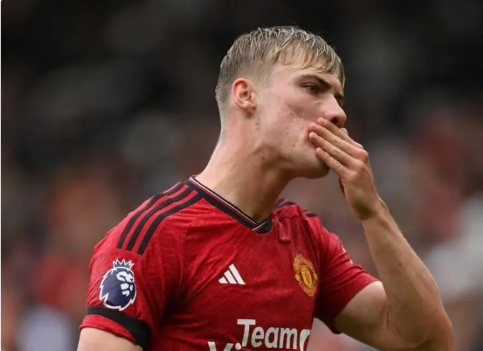 霍伊伦：滕哈赫真的是个好教练，更衣室里的人都支持他