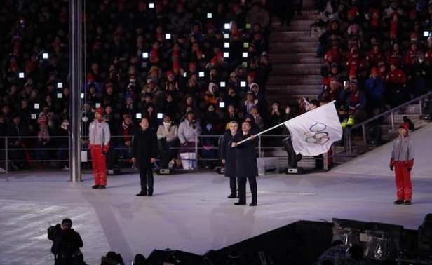 平昌冬奥会正式闭幕 北京接过奥林匹克会旗